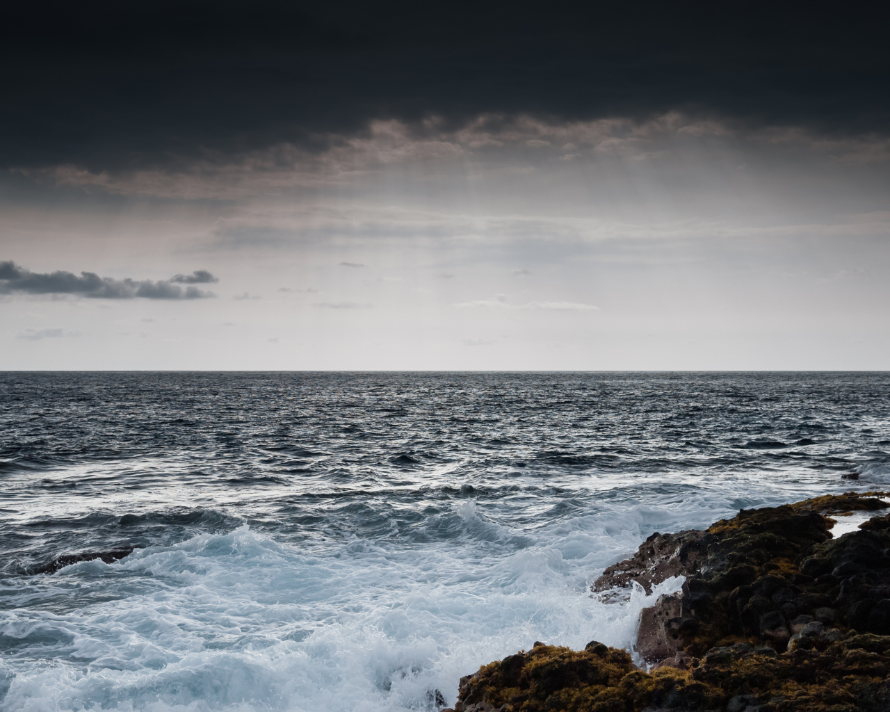 Начало шторма в море