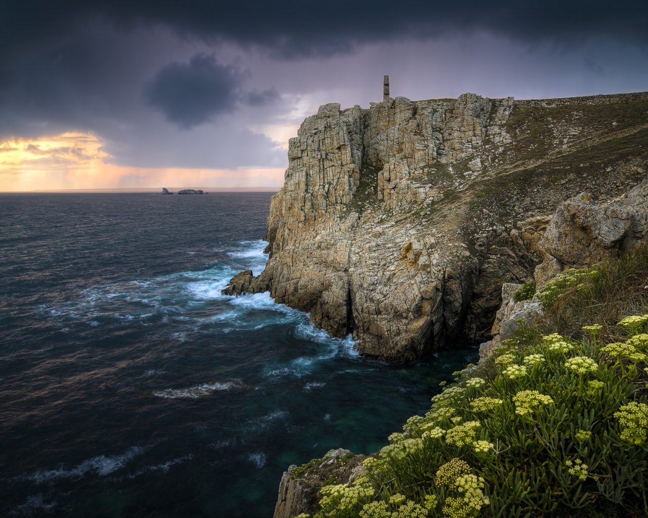 Обрывистая скала у моря