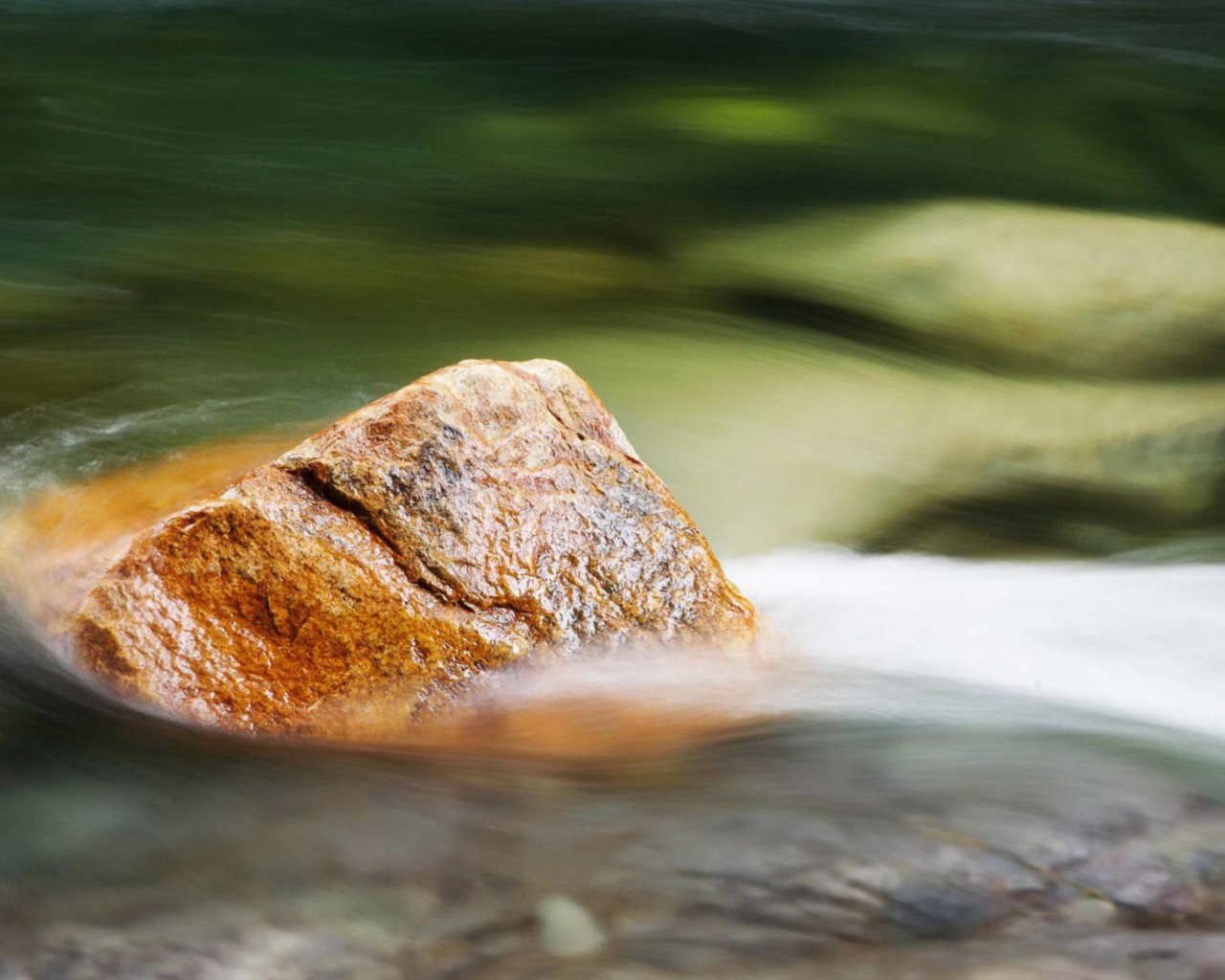 Камень и вода