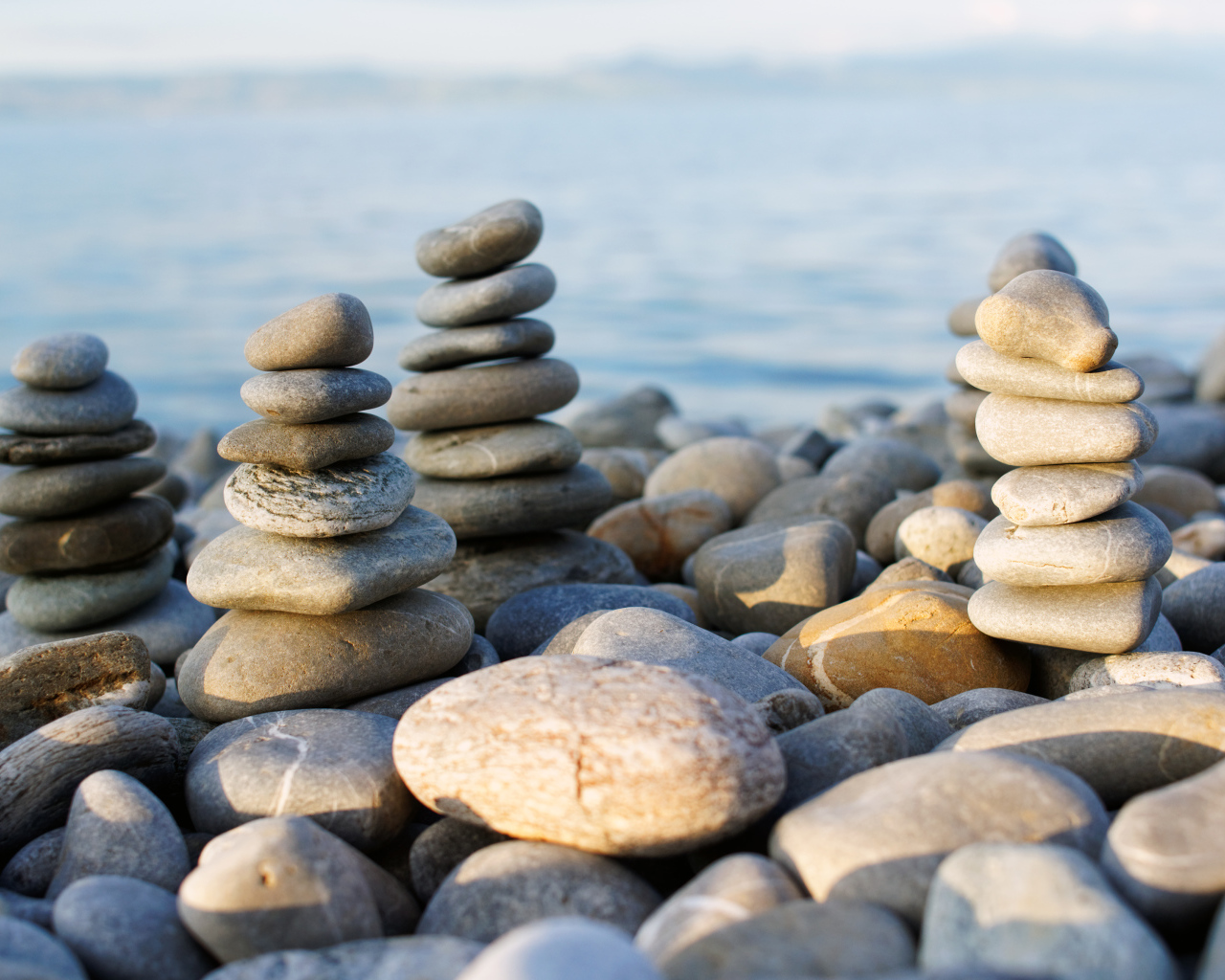 Камни возле моря