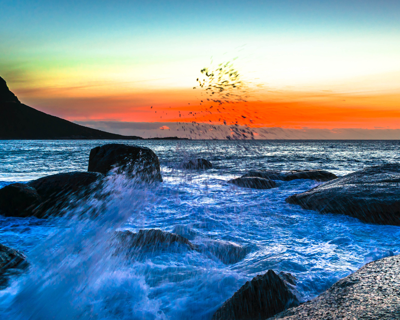 Закат над морским заливом