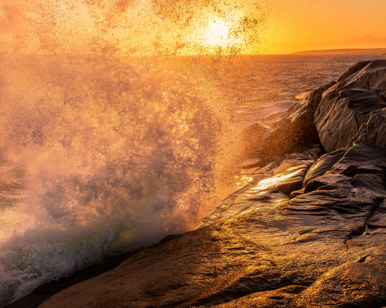 Морской прибой у берега