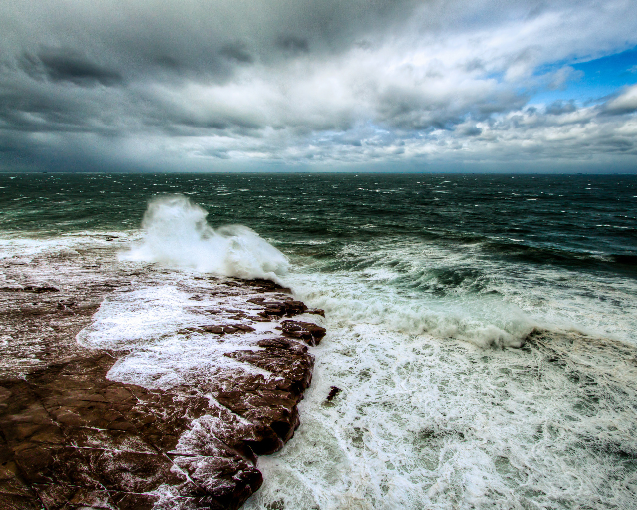 Темный цвет моря