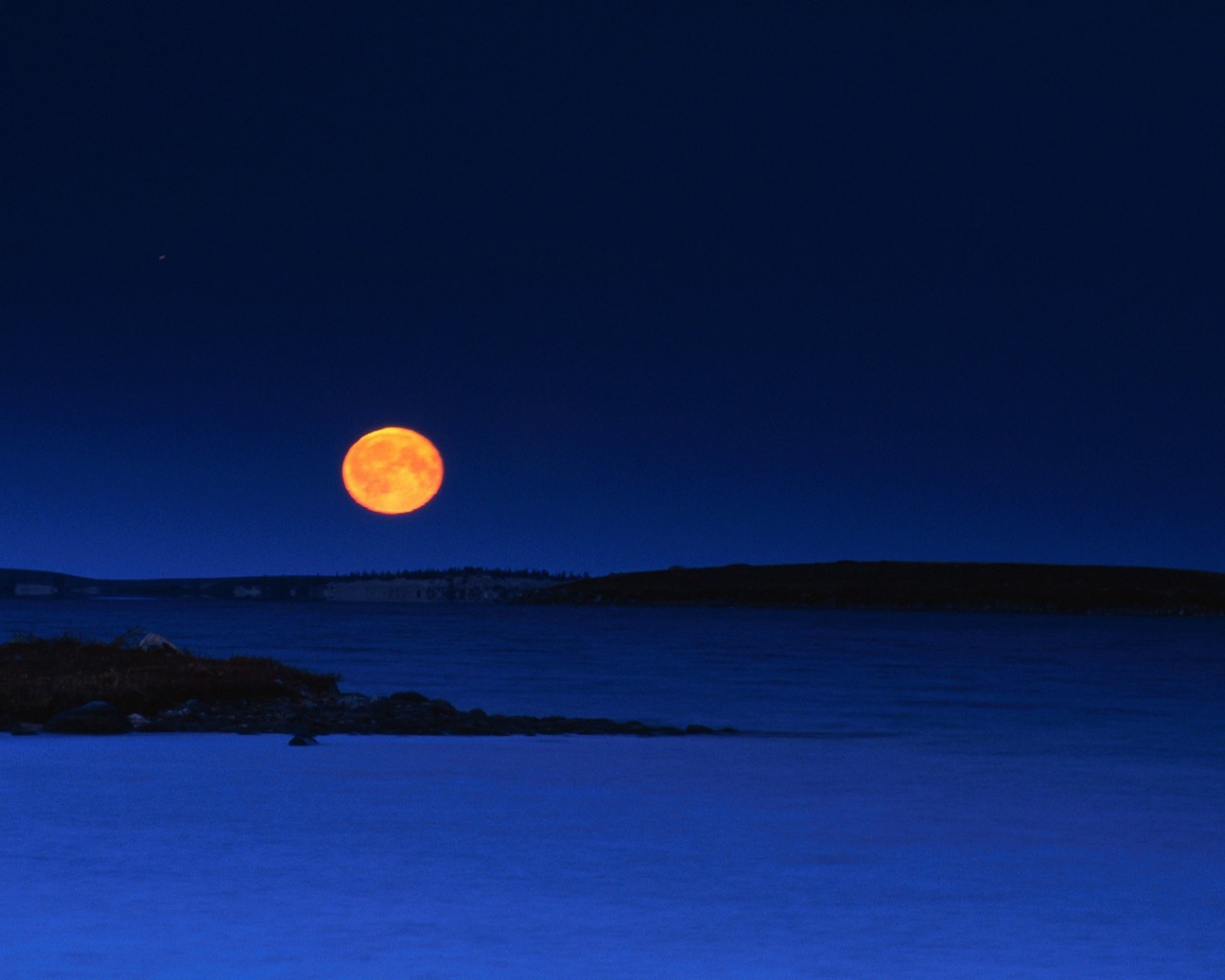 Луна на вечернем небе