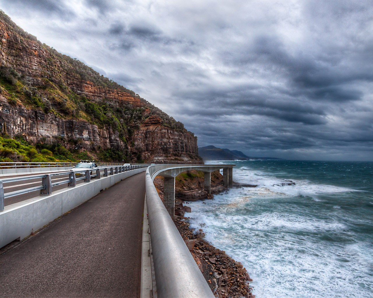 Дорога у берега моря