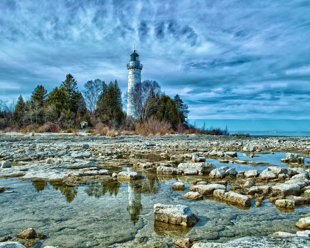 Каменный берег с маяком