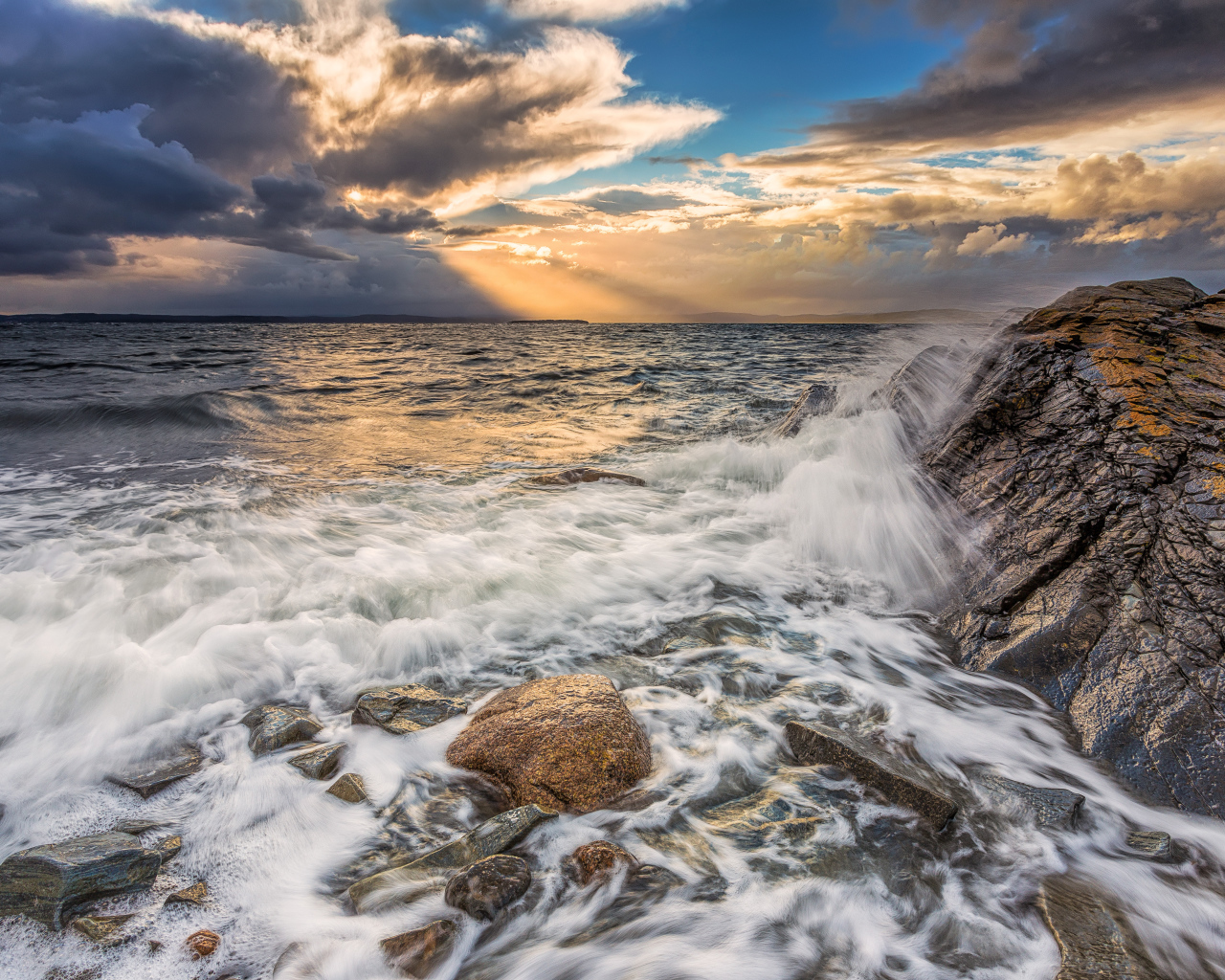 Волны бьются о скалы