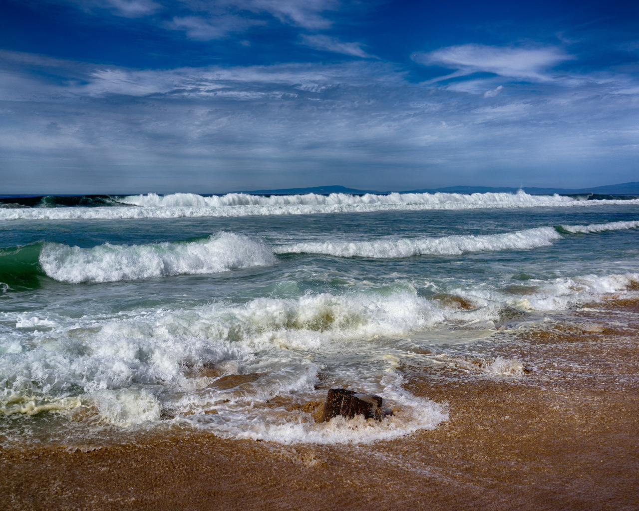 Вид на штормящее море