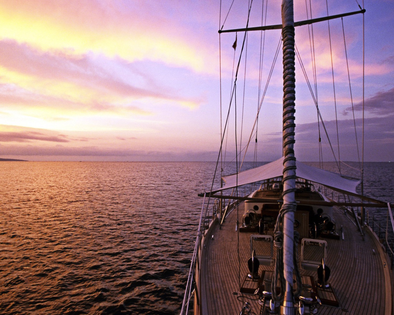 Яхта в море