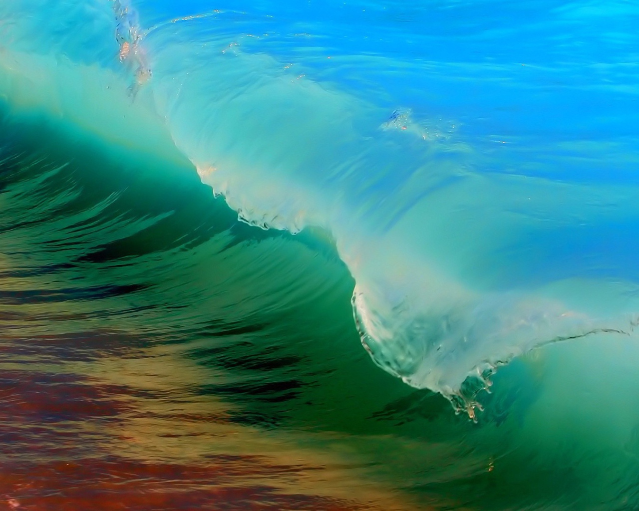 Разноцветная морская  волна