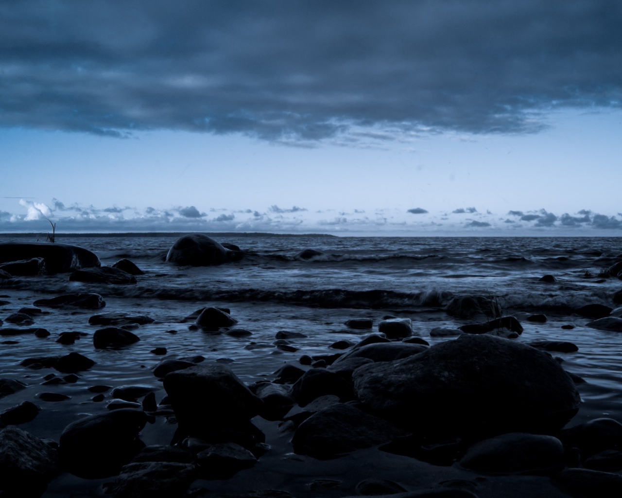 Черные камни на берегу моря