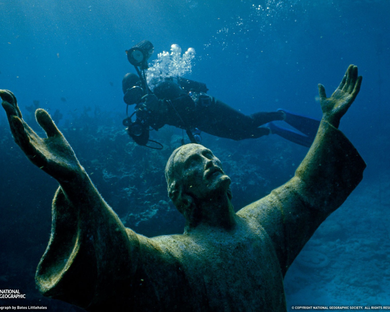 Статуя на дне моря