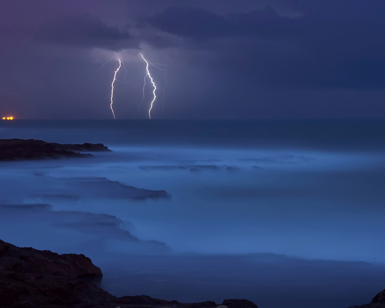 Гроза на море