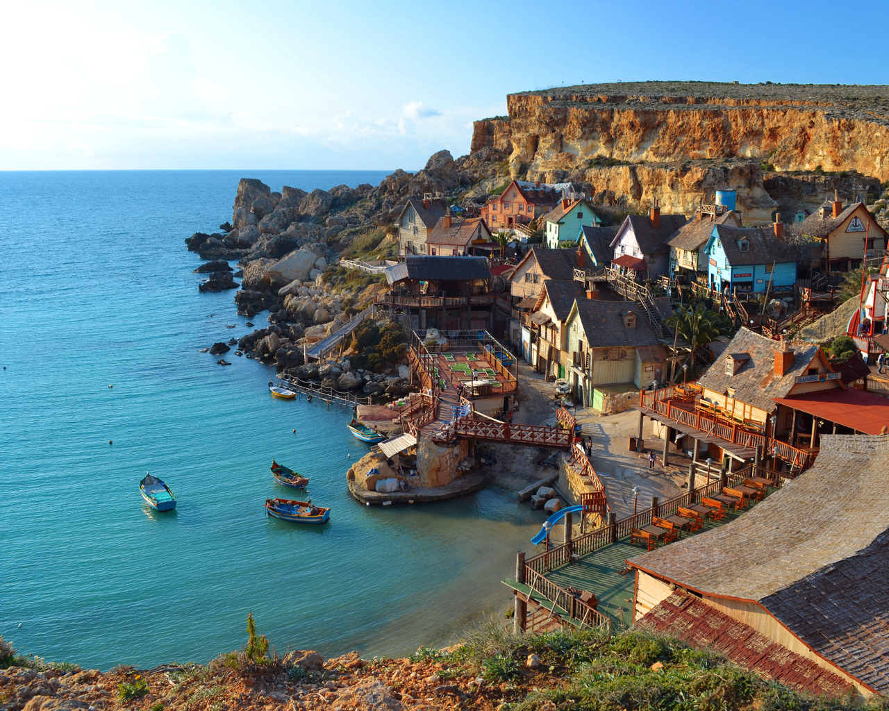 Деревня на берегу моря