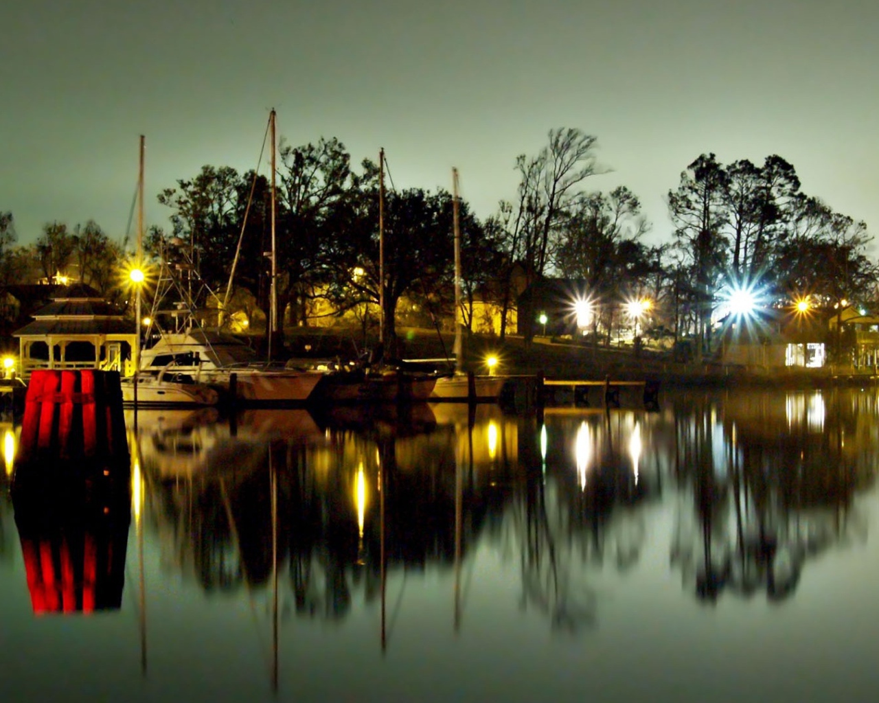 Причал для лодок вечером