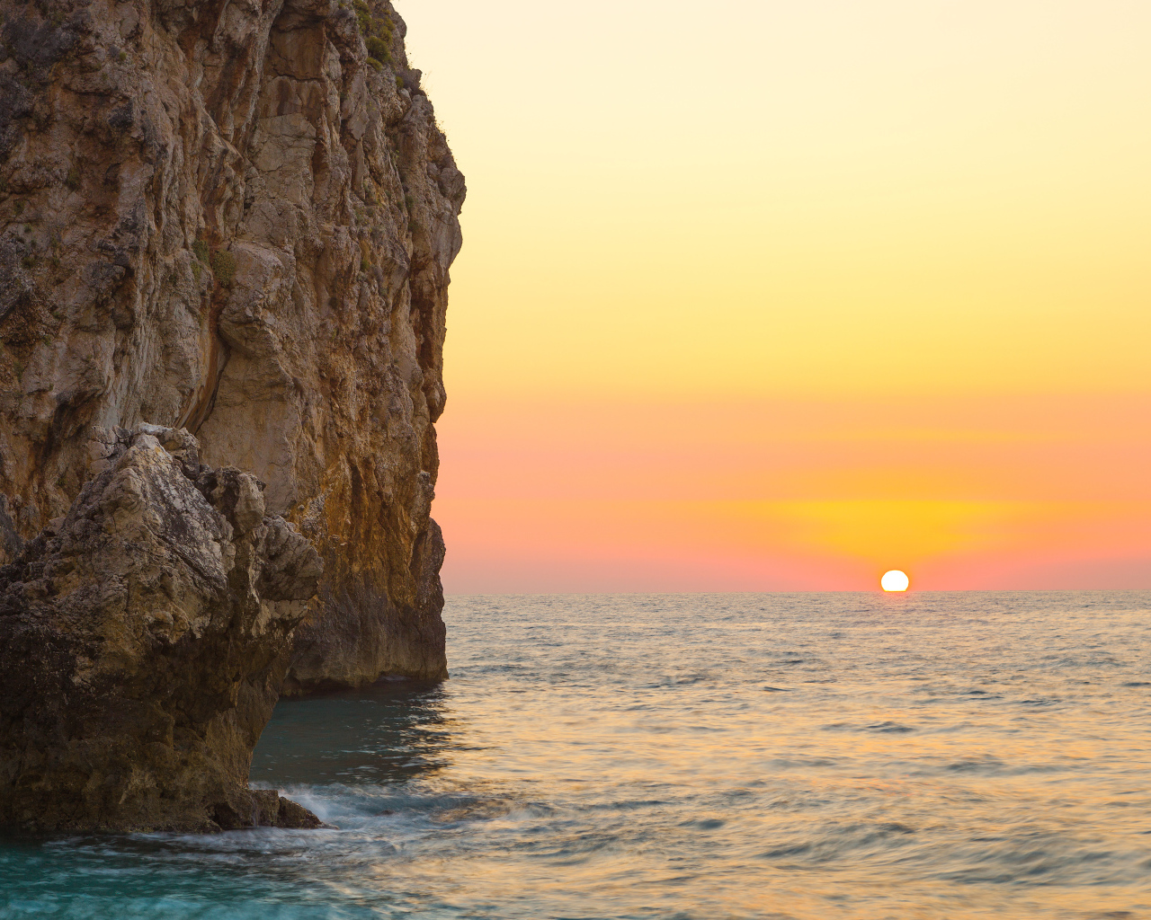 Красивый закат в Греции