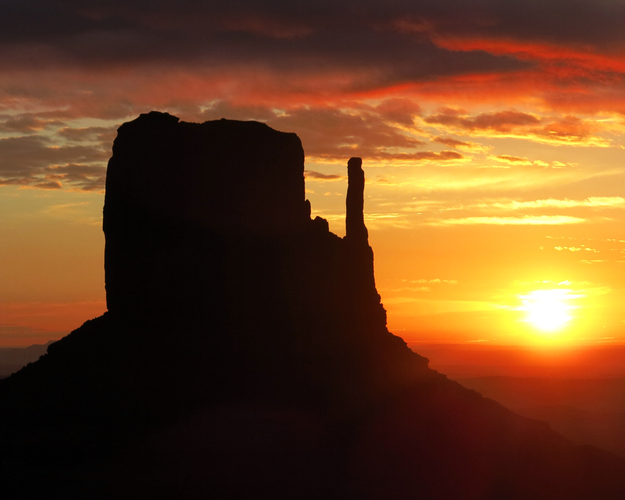 Красивый закат в Долине монументов