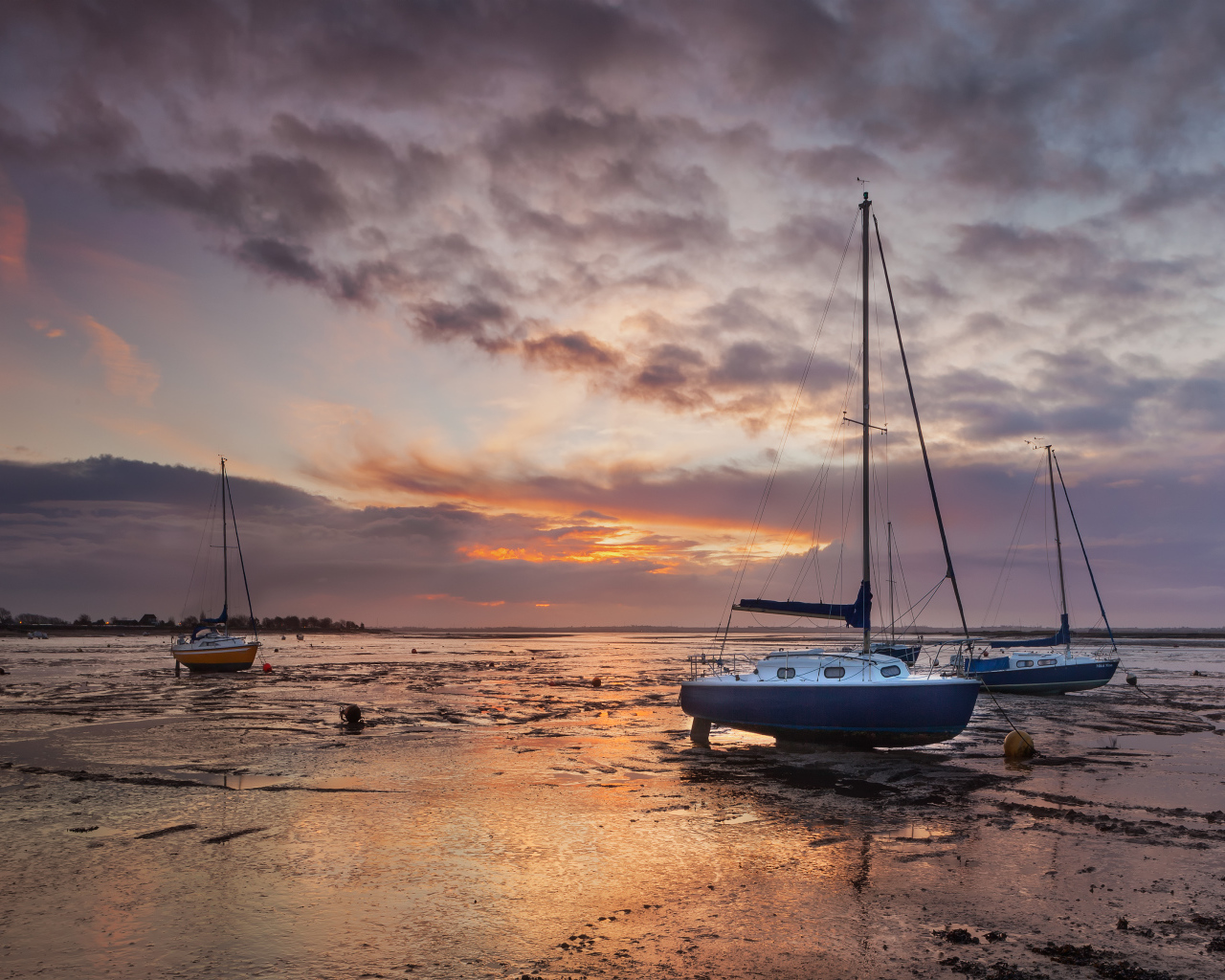 Красивый закат в Великобритании