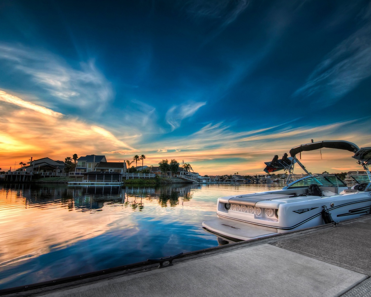 Красивый закат на пристани