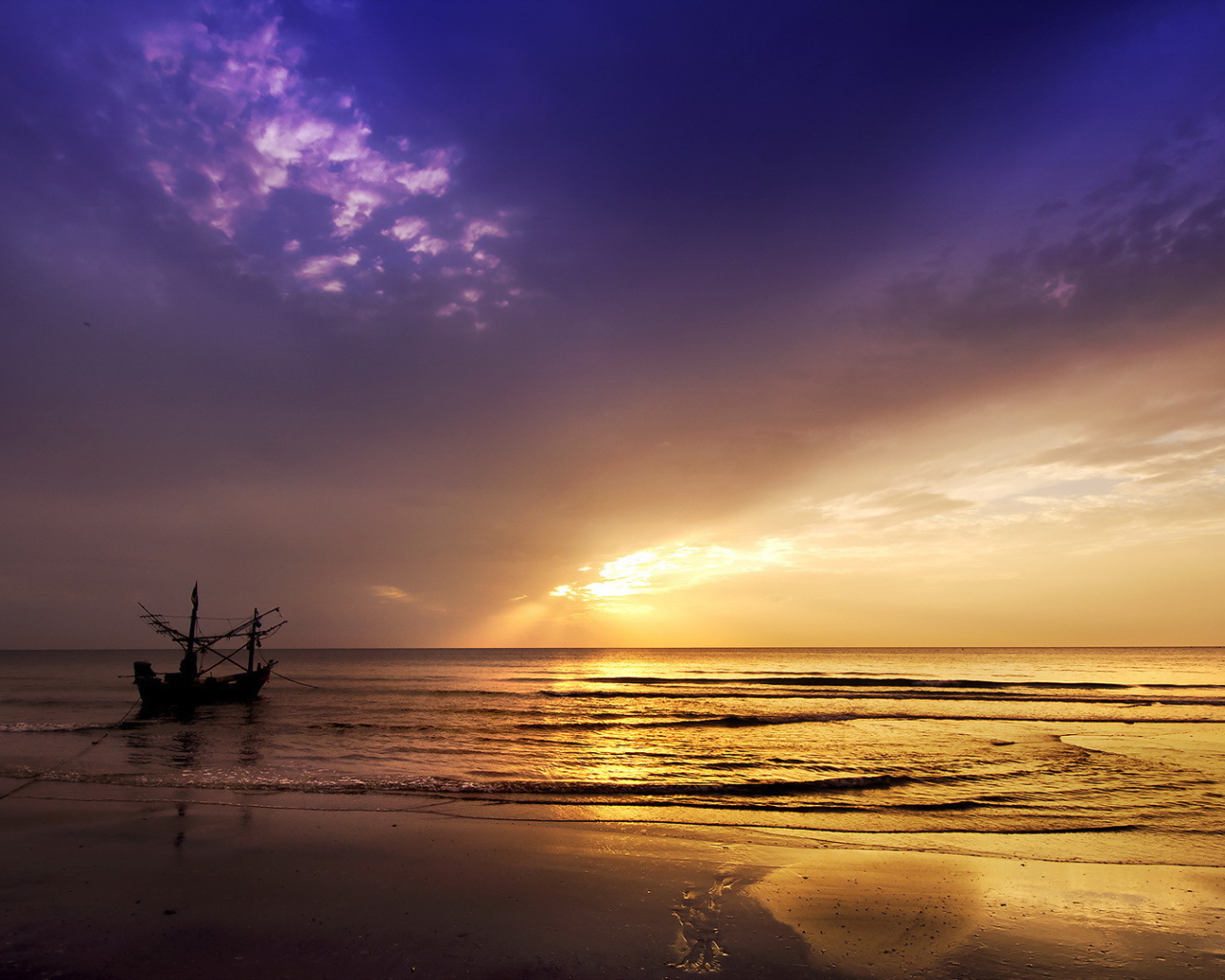 Лодка на фоне заката