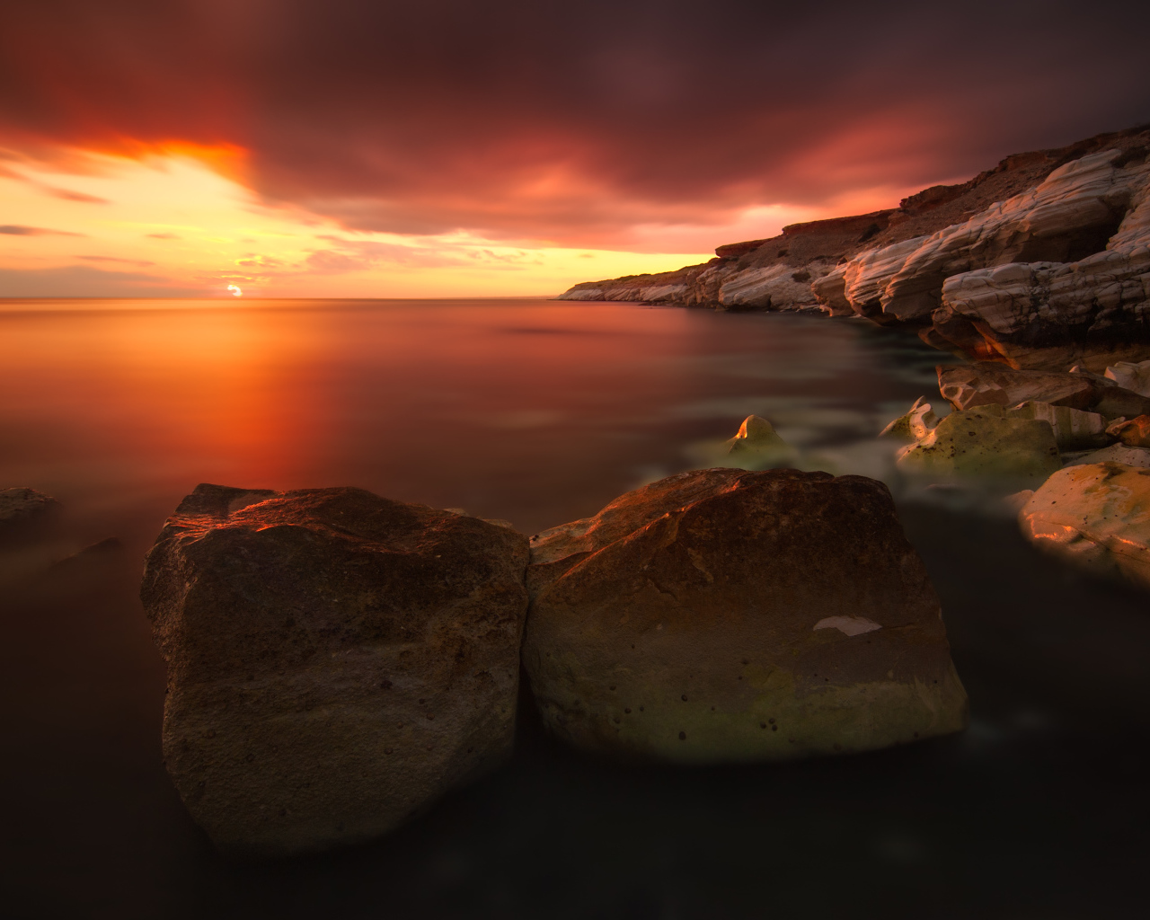 Валуны на фоне красного заката