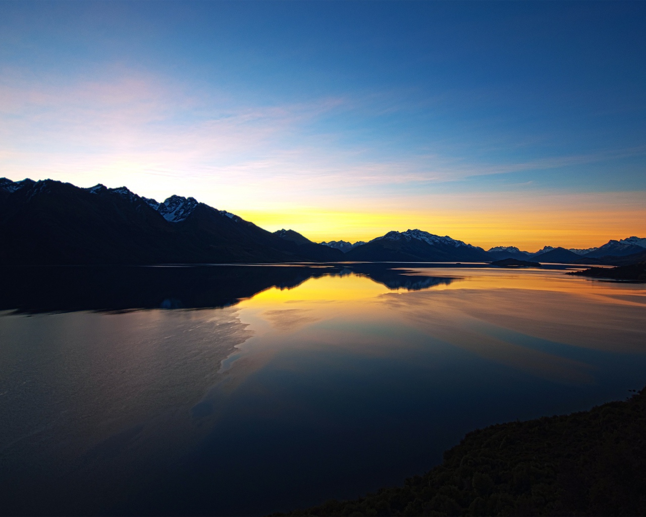 Закат над озером