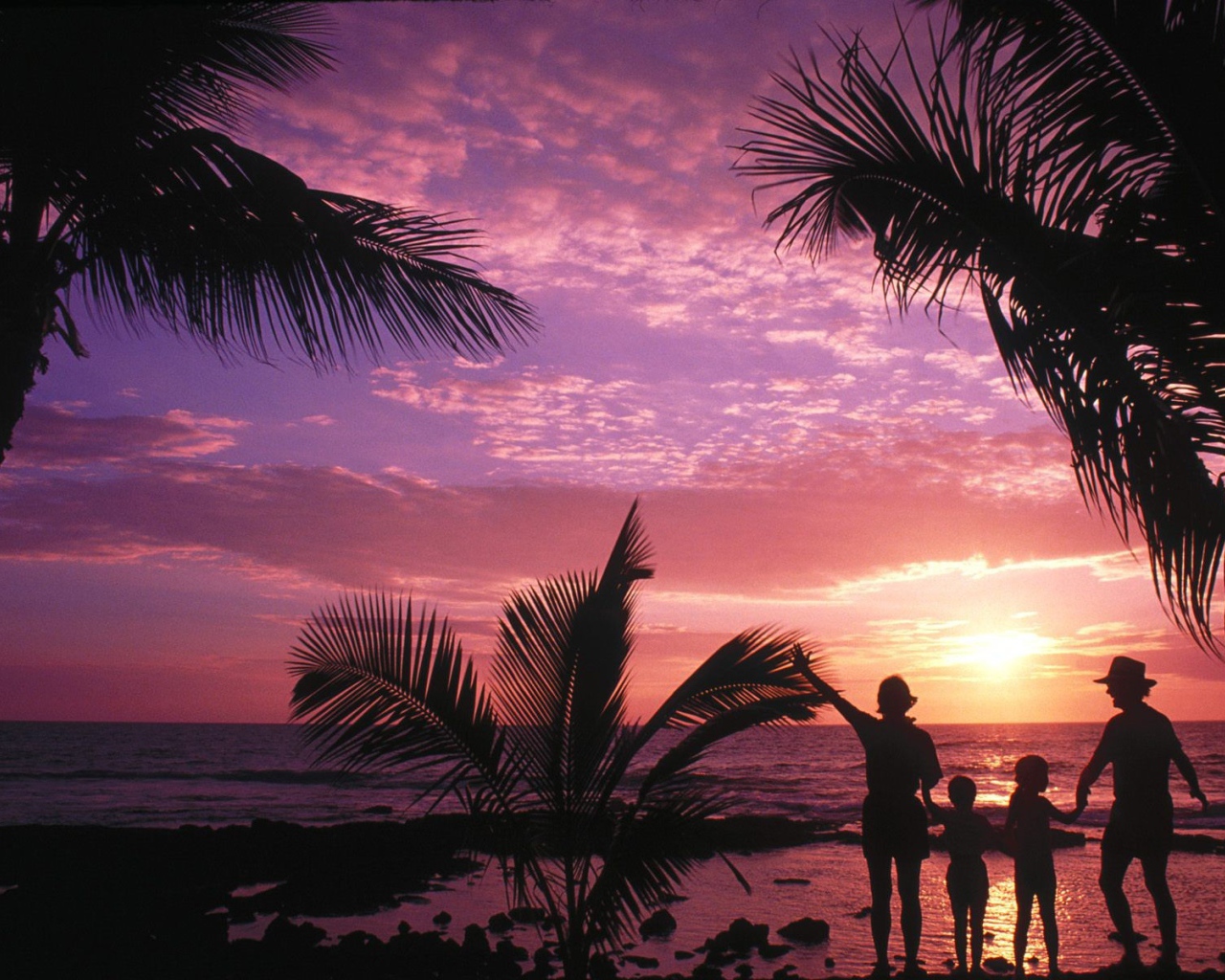 Люди провожают солнце