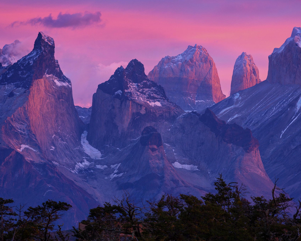 Розовый закат в горах