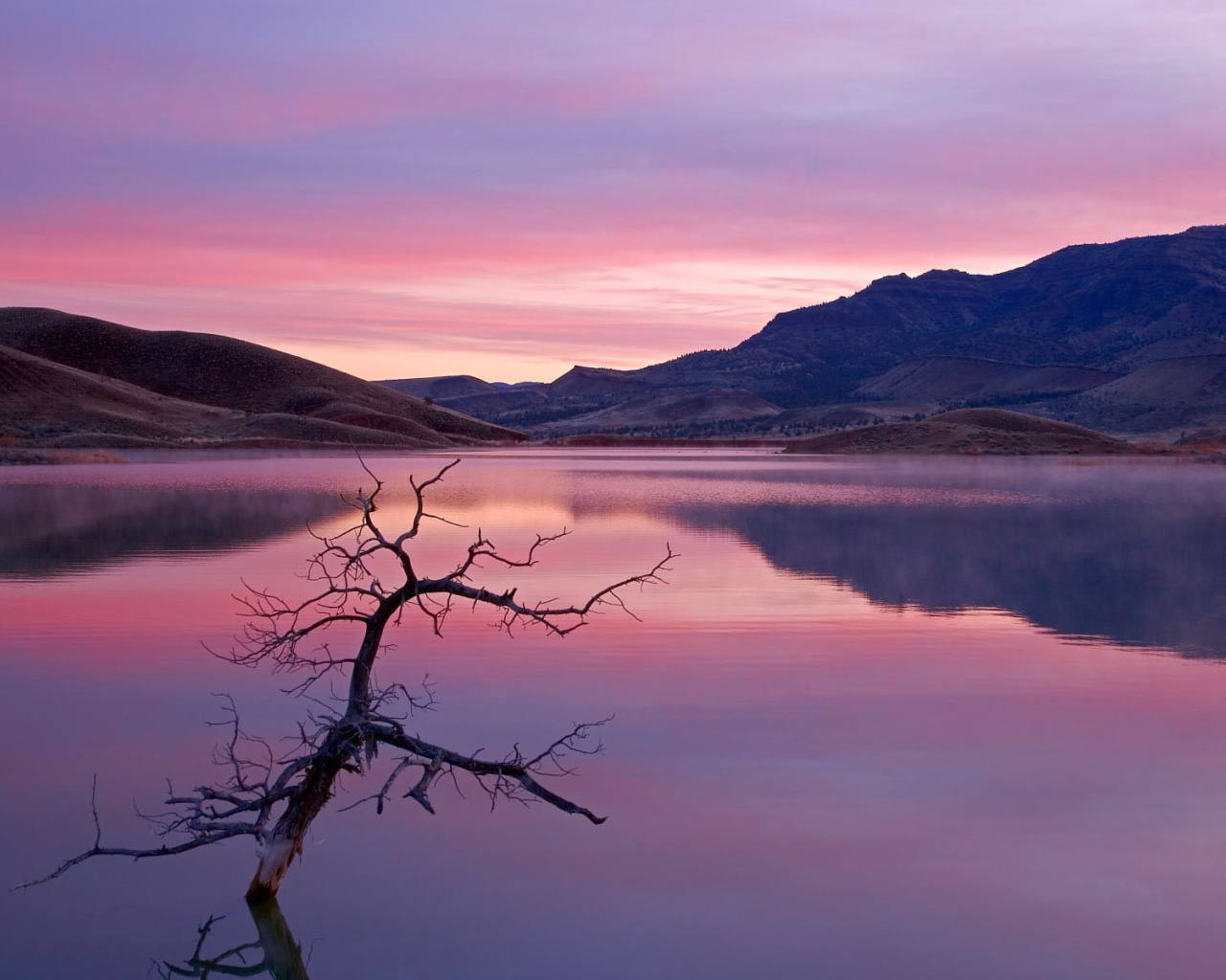 Розовый закат на горном озере