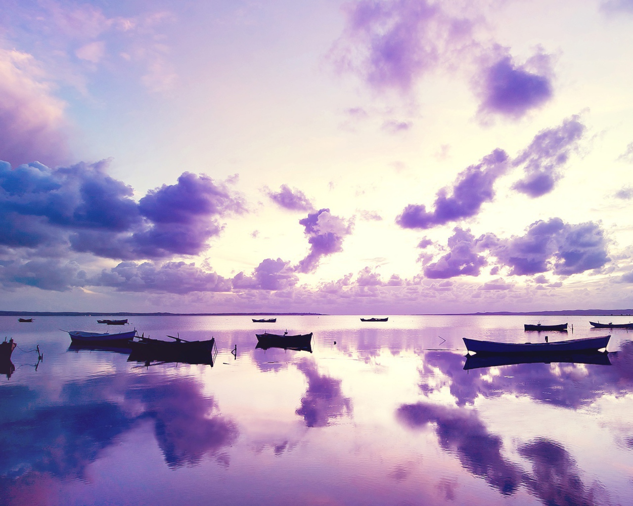 Фиолетовый закат в океане