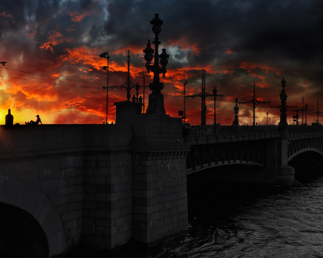 Красный закат за мостом