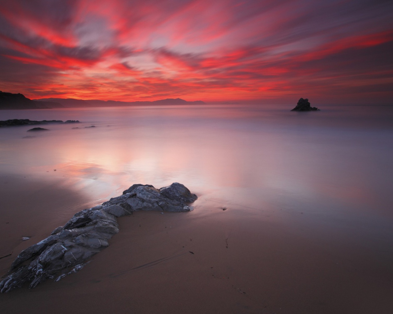 Красный закат над морем