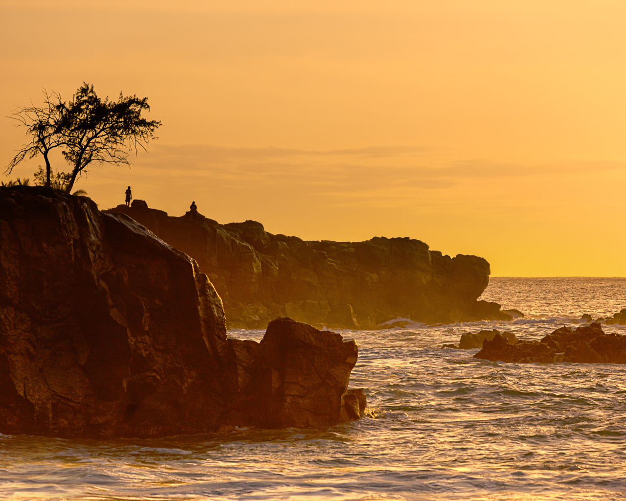 Скалы и красивый закат