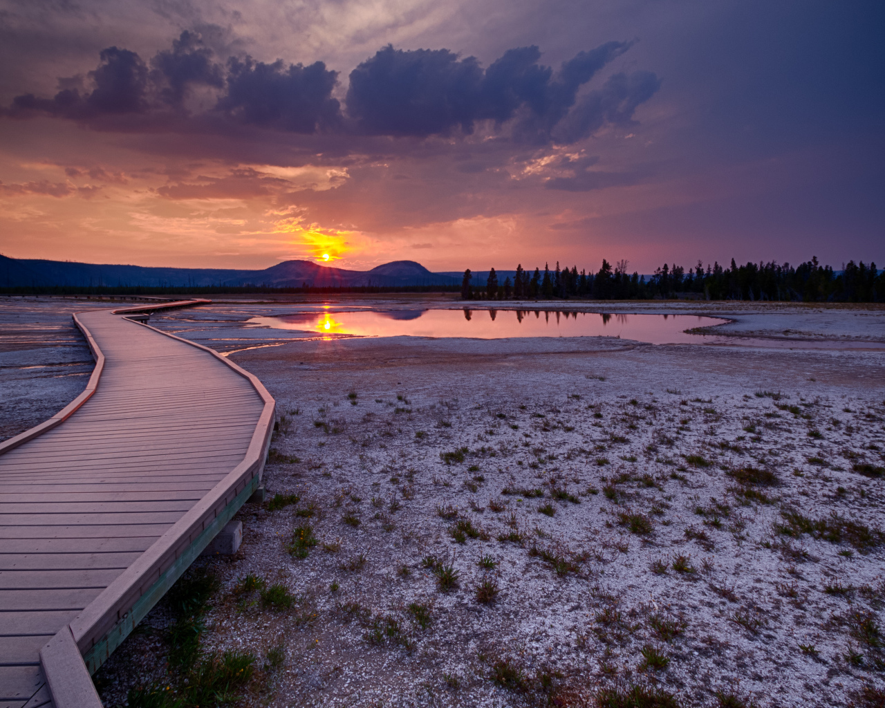 Мостик на фоне заката