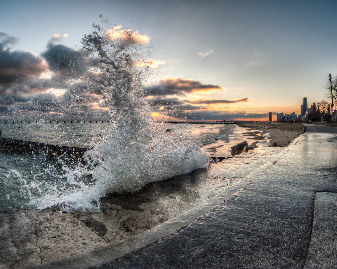 Всплеск волны перед закатом