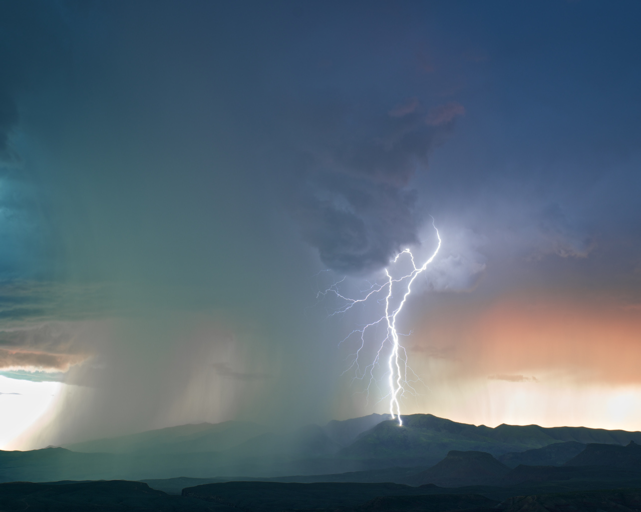 Закат во время грозы