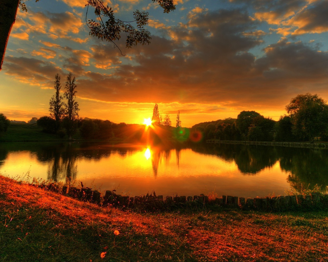 Закат у лесного озера