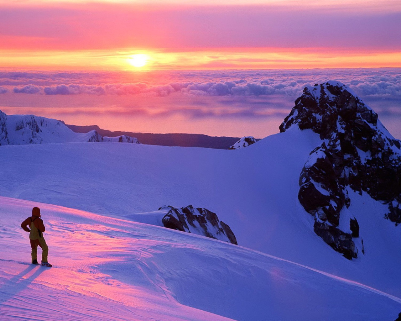 Закат в заснеженных горах