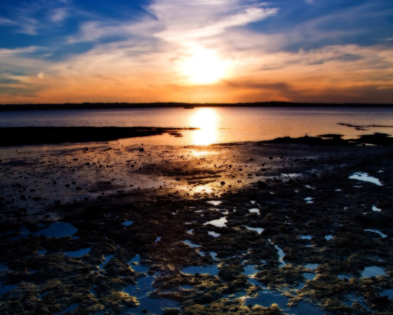 Закат на озере