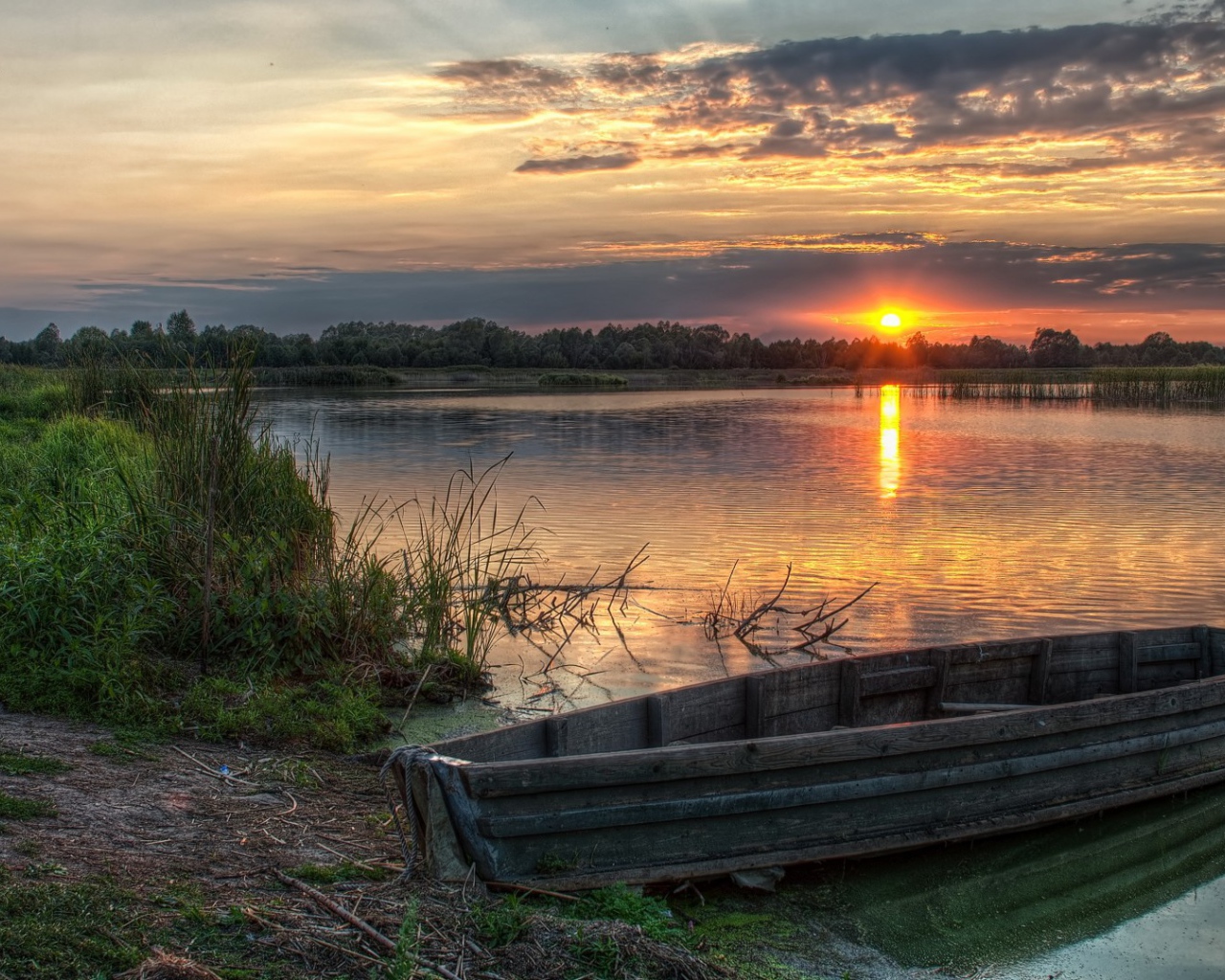 Закат на озере в деревне