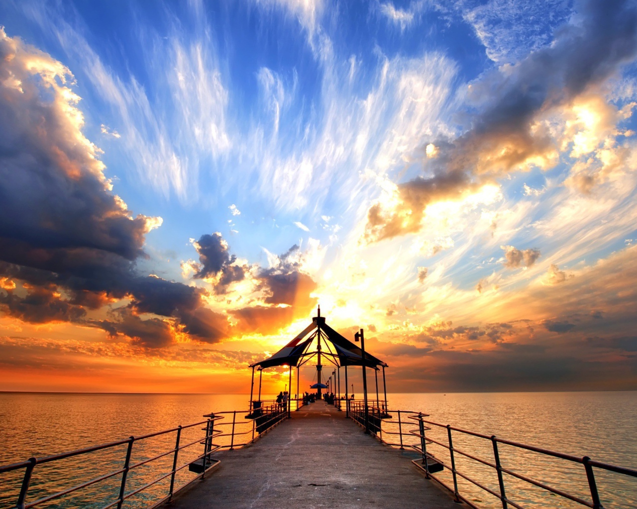 Закат на причале