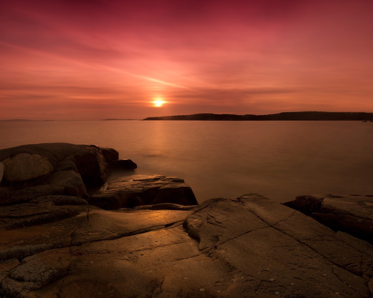 Закат на каменном берегу