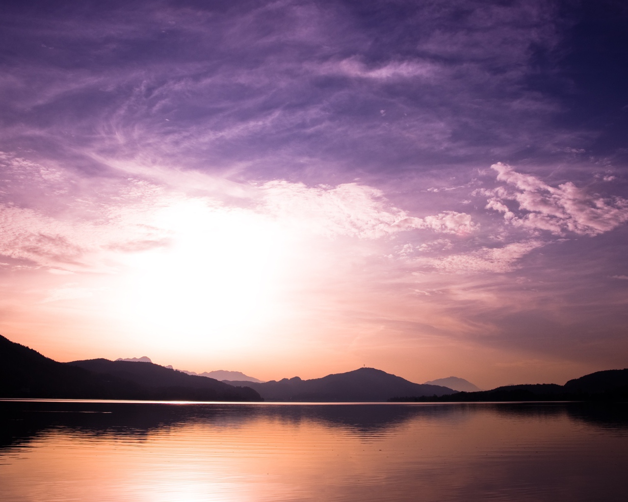 Закат у озера