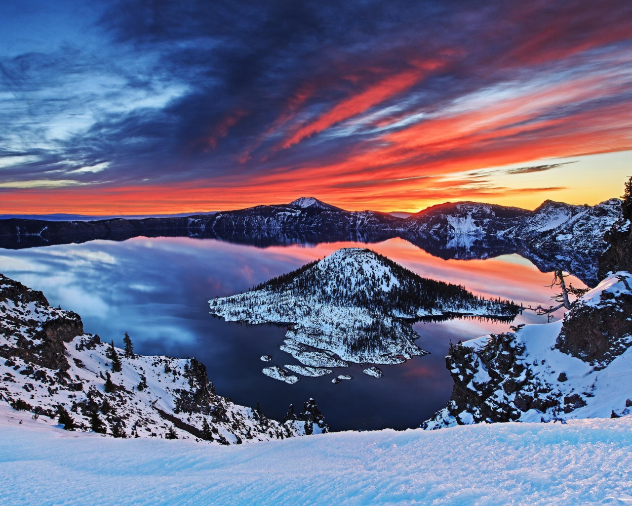 Закат над горным озером