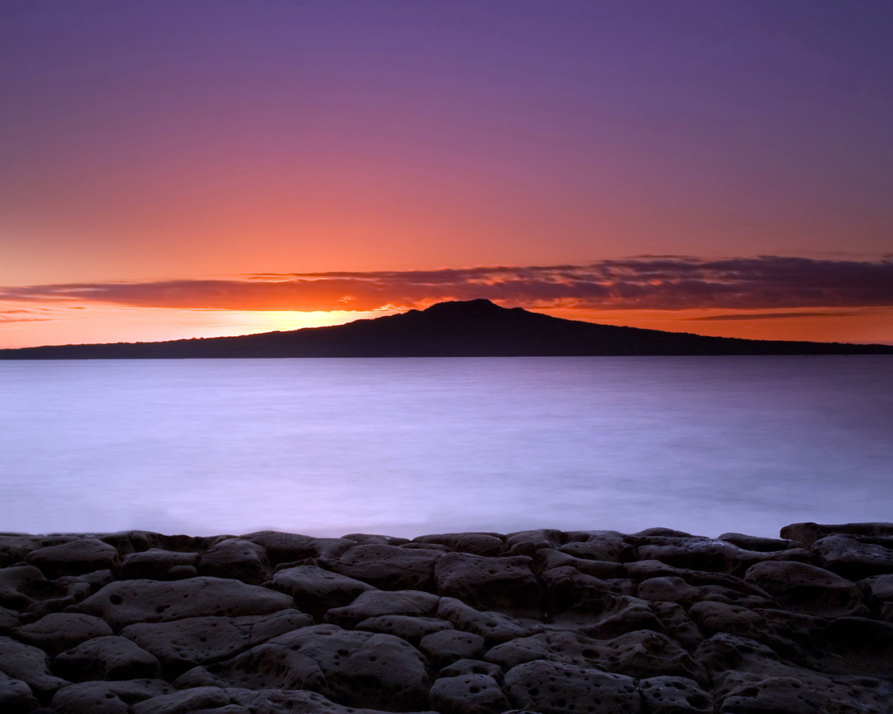 Закат за черной горой