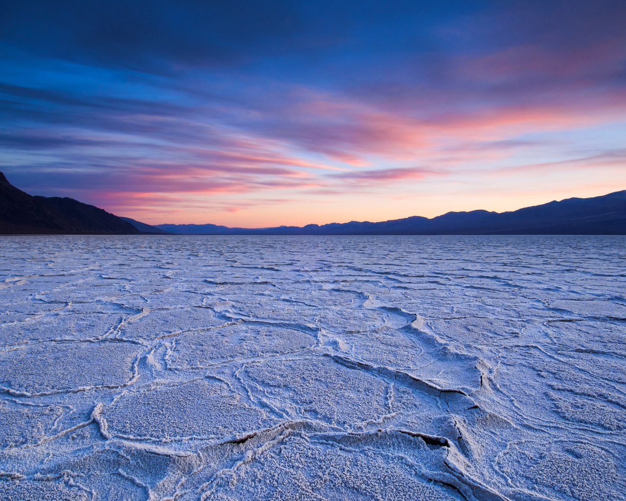 Закат над высохшим озером