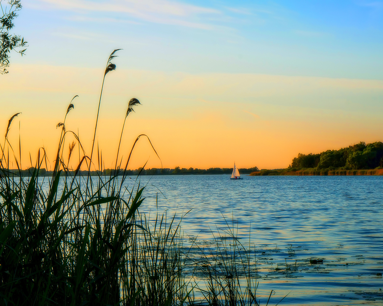 Закат над озером