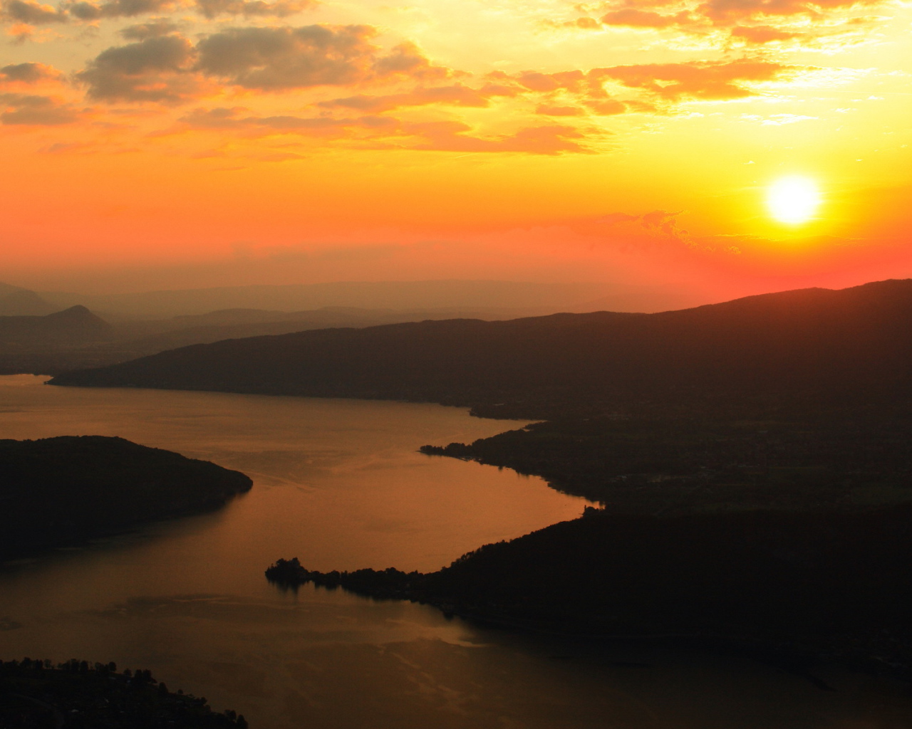 Закат над извилистой рекой