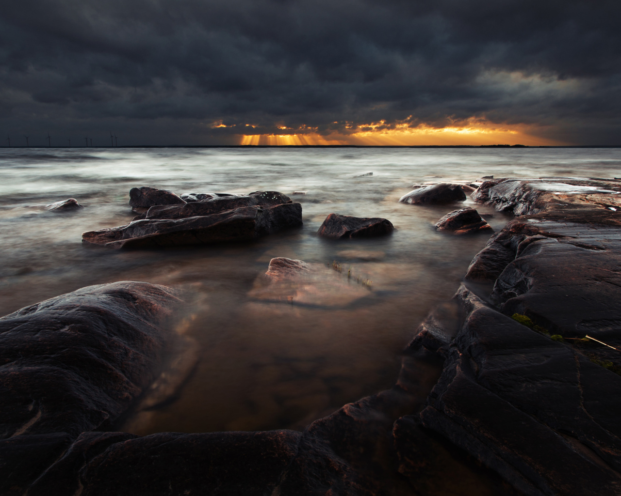 Свет солнца за черными тучами