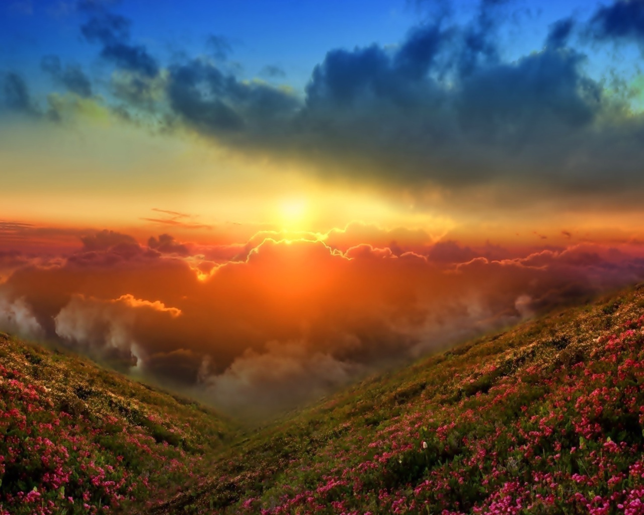 Солнце между облаками в горах